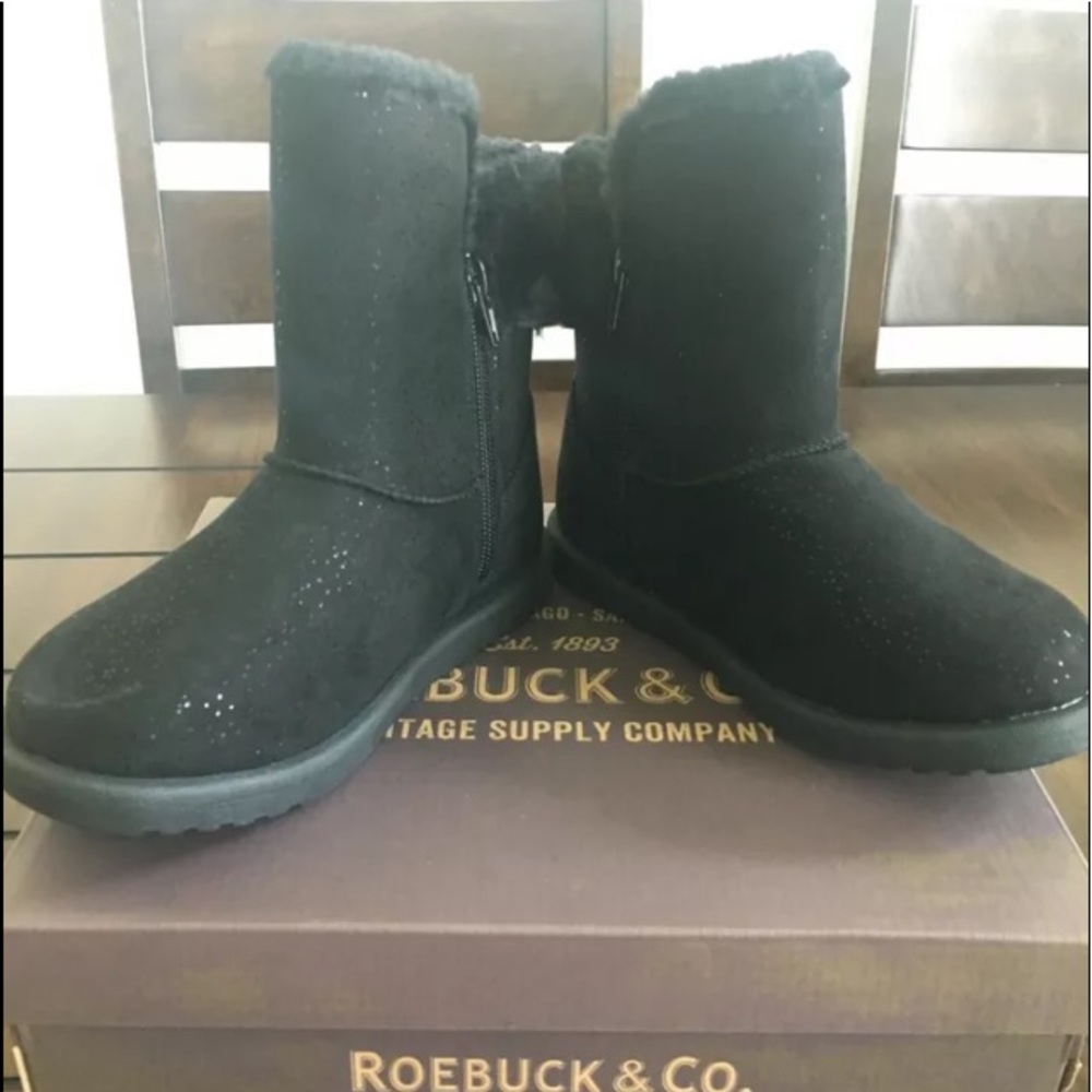 Roebuck & Co girls fuzzy boots